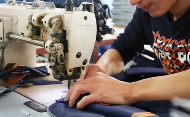 Les travailleurs font des sacs scolaires3