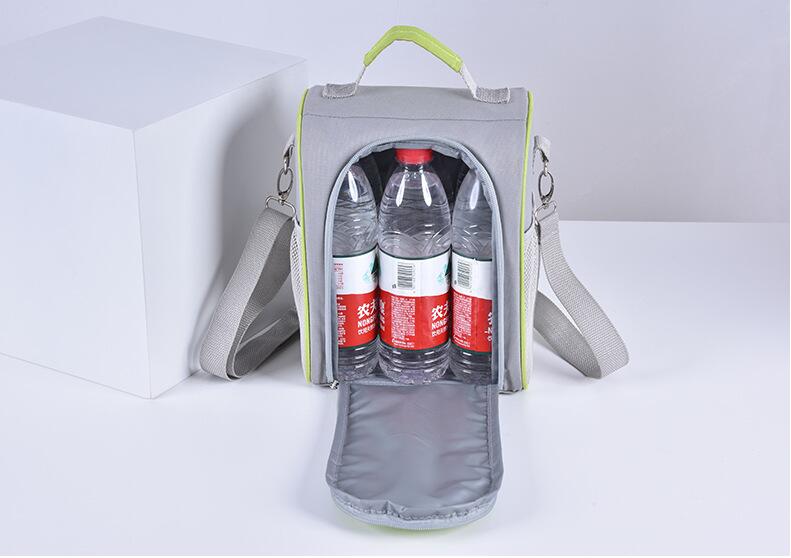 &Agrave; l'int&eacute;rieur du sac d'isolation de pique-nique ext&eacute;rieur