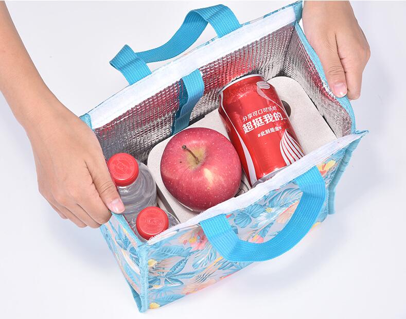 Vue de dessus du sac de lunch isolant en polyester