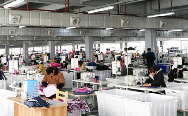 Les travailleurs font des sacs scolaires22