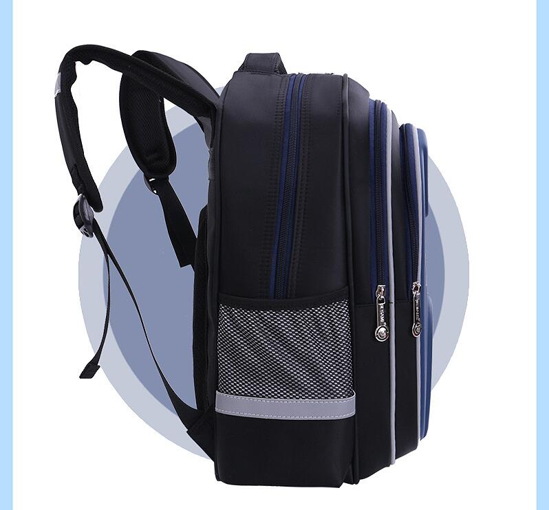 Vue lat&eacute;rale du sac de l'&eacute;cole &agrave; roue &eacute;tudiant