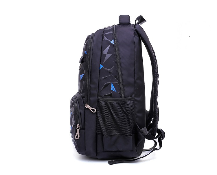 c&ocirc;t&eacute; du sac &agrave; dos imperm&eacute;able