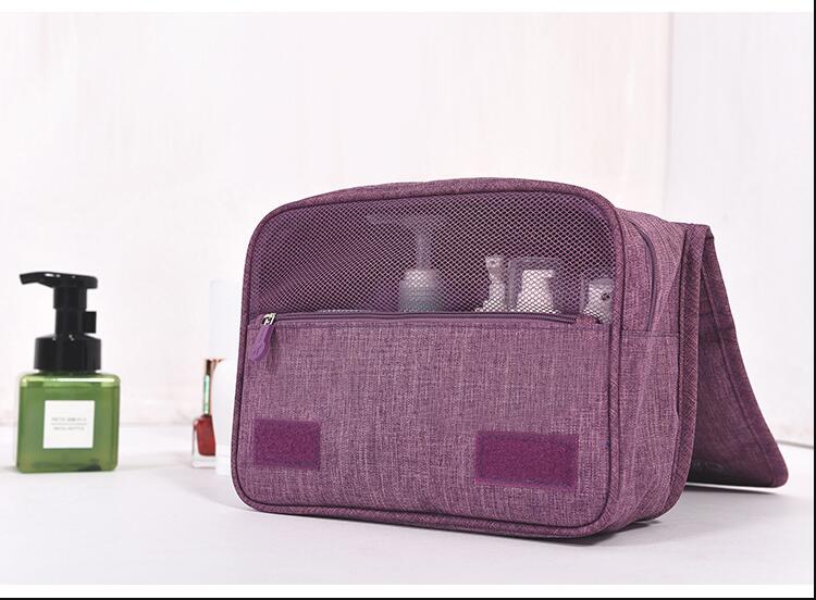 SC&Egrave;NE SHOPE DU SAC COSMETIQUE DE VOYAGE DE TRAVEUR