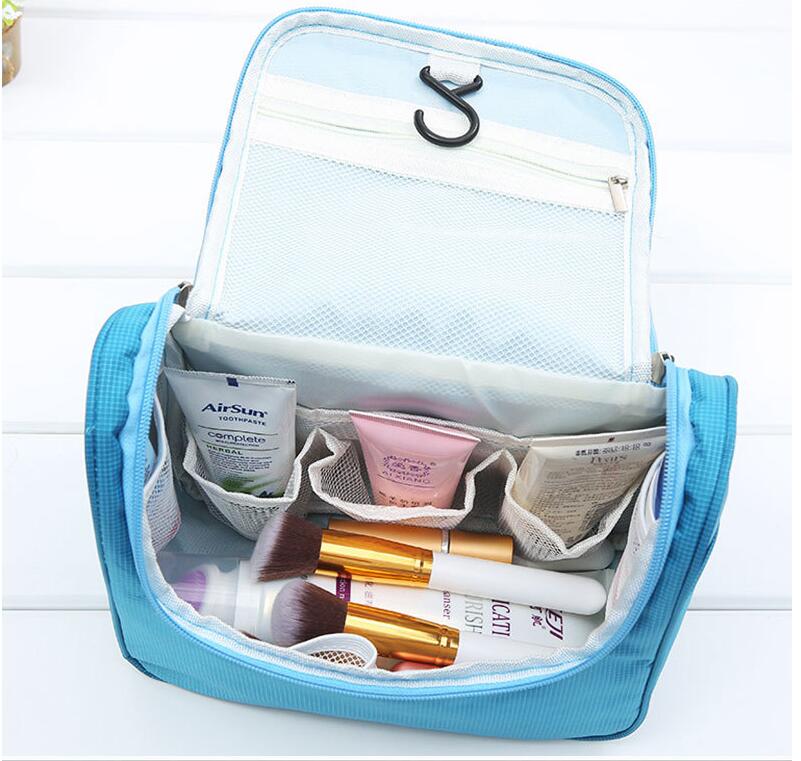 Ouverture du sac de maquillage de voyage